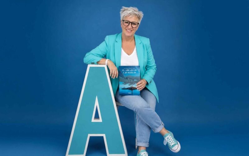 ANA MARÍA OCHOA PÉREZ PUBLICA ‘EL ABRAZO DE LAS MAREAS’, UNA MONUMENTAL NOVELA SOBRE LA MEMORIA, LAS MUJERES DEL MAR Y EL AMOR RECLAMADO