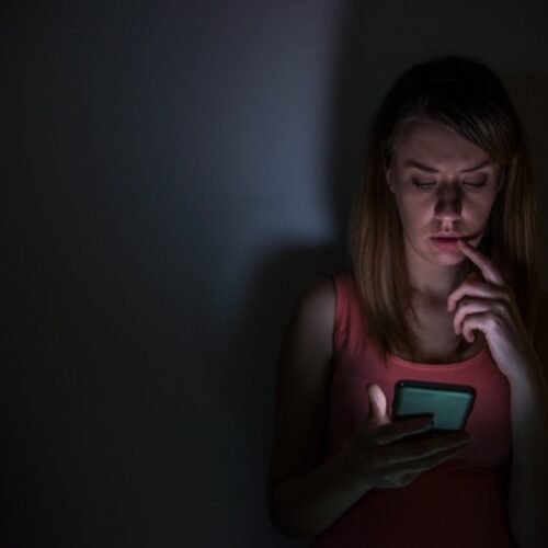 1 de cada 5 mujeres en Colombia ha encontrado apps de monitoreo en su celular, revela Kaspersky