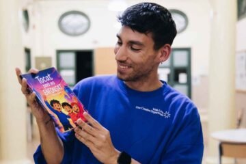 Brian Giner Sánchez da voz al bullying con una obra que ya impacta en centros educativos