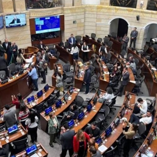 El Congreso le da un respiro a De la Espriella: logra mayoría clave