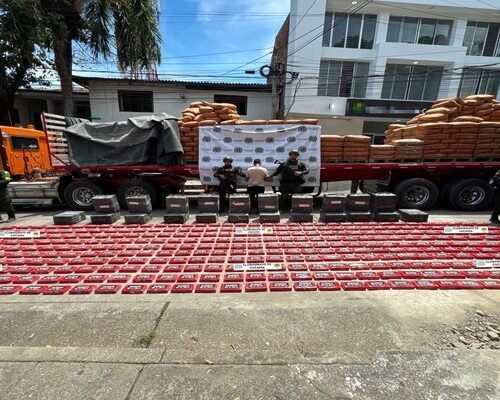 Policía incauta una tonelada de cocaína camuflada entre carga de cemento en el Cauca